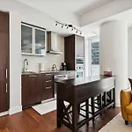 2Bd Modern Condo Steps From The Cn Tower